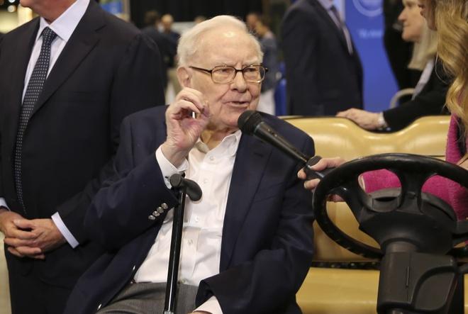 Huyền thoại Warren Buffett nghỉ hưu với khối tài sản 168 tỷ USD
